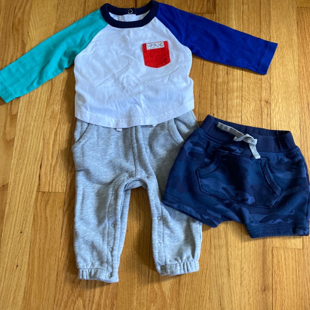 Baby GAP 6-12 month bundle: fleece shorts and one-piece outfit